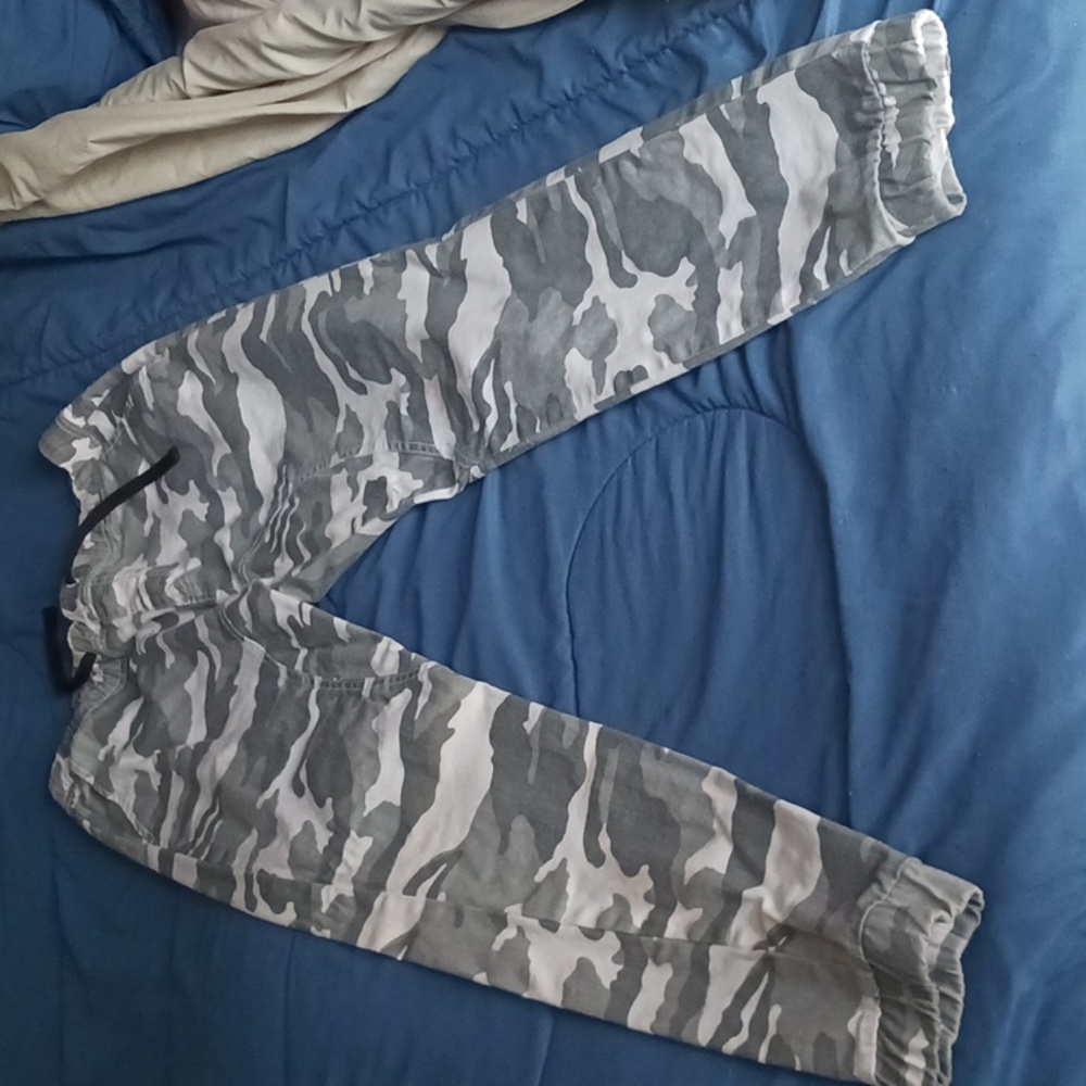 Camo jogger pants white and gray